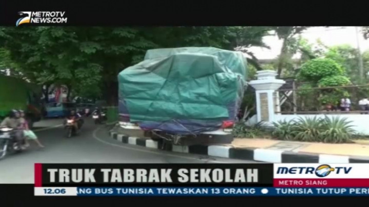 Sebuah Truk Gandeng di Jalur Pantura Tabrak Pagar Sekolah