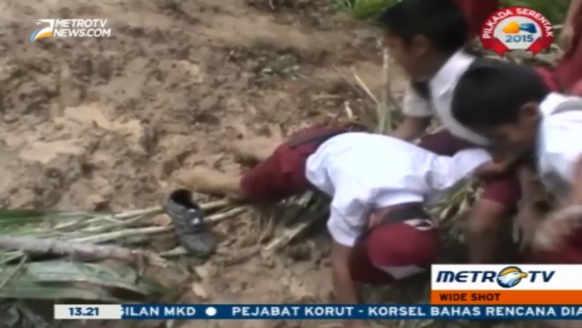 Tak Ada Akses, Para Siswa SD Ini Nekat Terobos Material Longsor