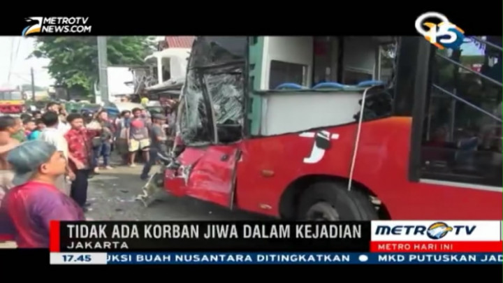 Penampakan Bus TransJakarta yang Dihantam KRL