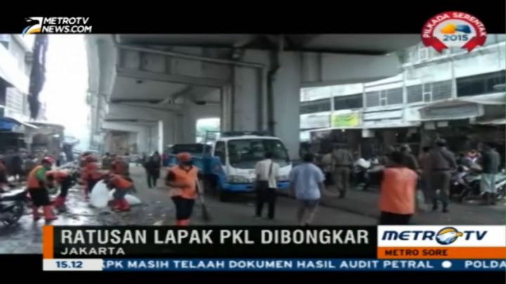 Ratusan Lapak PKL di Kebayoran Lama Dibongkar Petugas 
