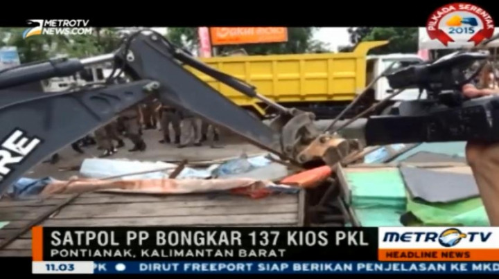 Petugas Satpol PP Tertibkan Bangunan Kios PKL