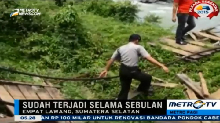 Sebuah Jembatan Gantung Penghubung Antardesa Putus