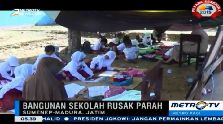 Bangunan Sekolah Rusak, Siswa ini Belajar di Bawah Pohon