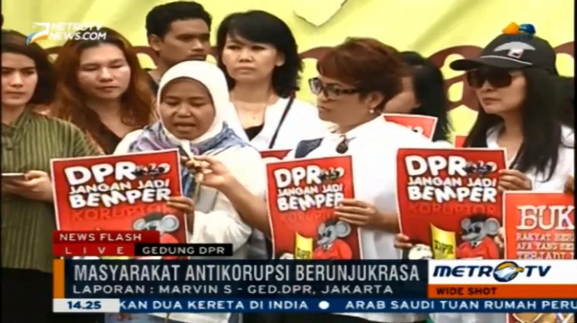 Masyarakat Antikorupsi Demo di Depan Gedung DPR 