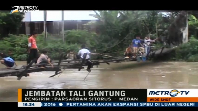 Jembatan Gantung Sungai Deli Terputus 