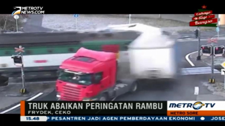 Rekaman Detik-detik Kereta Hantam Truk di Ceko