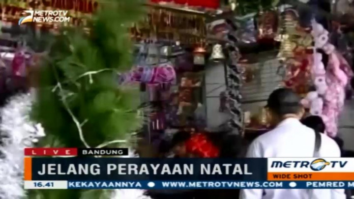 Jelang Natal, Toko di Kawasan Cibadak Mulai Ramai Pengunjung 