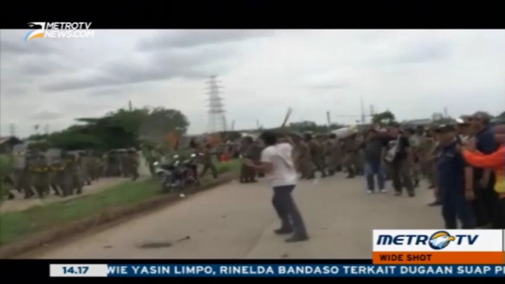 Eksekusi Bangunan Liar di Bekasi Berujung Bentrok