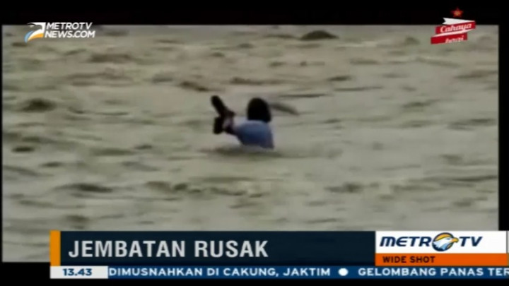 Tidak Ada Jembatan, Pelajar Melawan Maut Menuju Sekolah