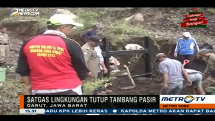 Petugas Tutup Tambang Pasir Ilegal di Garut