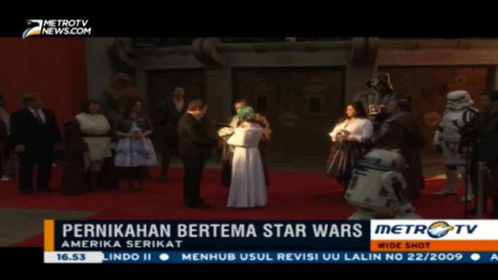 Pasangan Ini Menikah Ala Star Wars di Depan Gedung Bioskop 