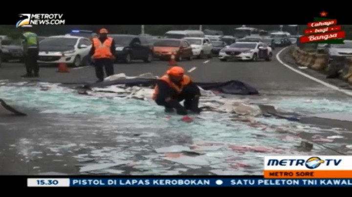 Truk Muatan Kaca Ditabrak, Cawang Menuju Bogor Macet
