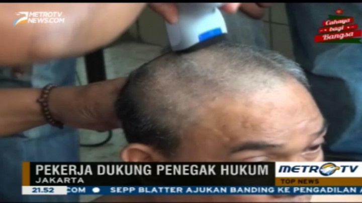 RJ Lino Tersangka, Puluhan Pekerja JICT Lakukan Cukur Gundul Massal