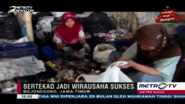Ibu Ini Rela Bergelut dengan Sampah Demi Ekonomi Keluarga