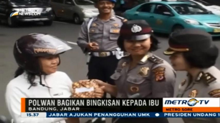 Hari Ibu, Polwan di Bandung Bagikan Bingkisan 