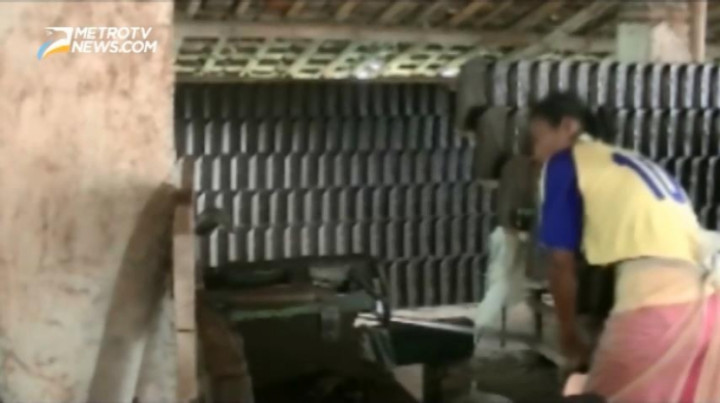 Sosok Tangguh Ibu Pembuat Genting