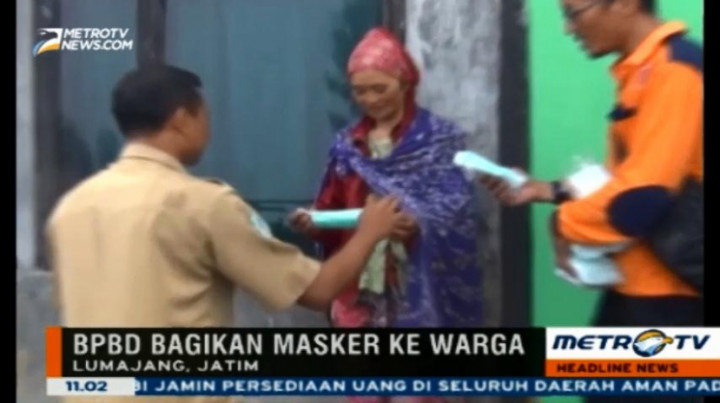 BPBD Lumajang Bagikan Masker ke Warga Terkait Meningkatnya Aktivitas Gunung Bromo