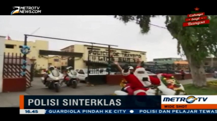 Sambut Natal, Polisi di Peru Tampil ala Sinterklas 