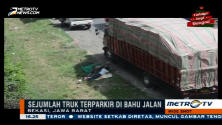 12 Jam Terjebak Macet, Sopir Truk Pilih Tidur di Pinggir Tol