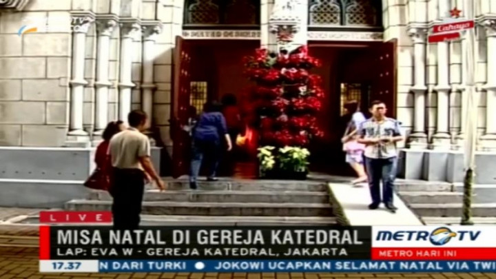 Jelang Misa, Umat Katolik Mulai Datangi Gereja Katedral