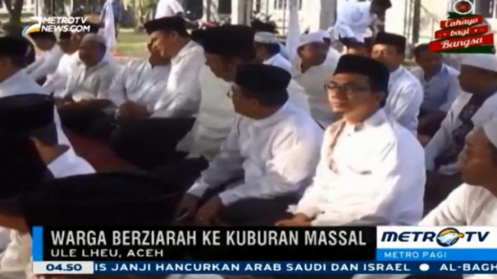 Warga Banda Aceh Berziarah ke Kuburan Massal Korban Tsunami