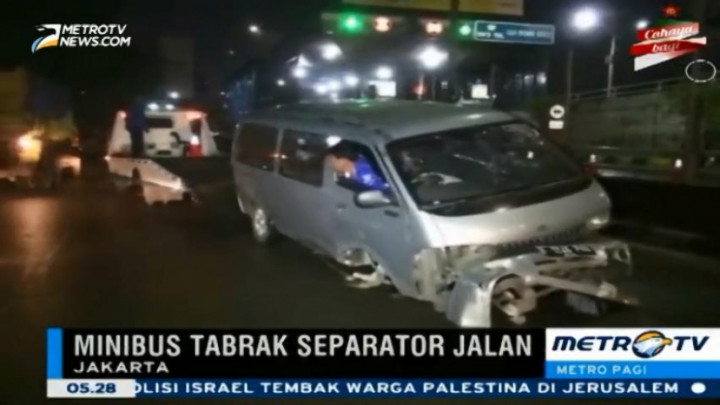 Minibus Bawa Peralatan Shooting Tabrak Separator Jalan