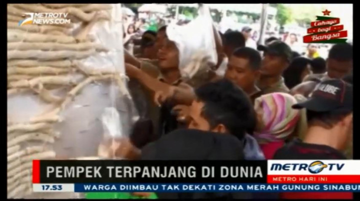 Ratusan Warga Bandar Lampung Berebut Pempek Terpanjang di Dunia