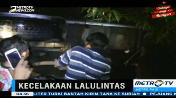 Mobil Travel Angkut Pelajar Terbalik, 15 Orang Terluka