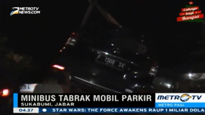 Minibus Tabrak Mobil Terparkir Hingga Tercebur ke Kolam Ikan