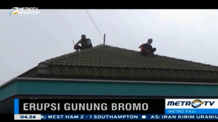 Rumah Warga Terancam Ambruk Akibat Penumpukan Abu Vulkanik Bromo