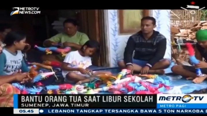 Isi Masa Liburan, Siswa SD ini Bantu Orang Tua Membuat Terompet