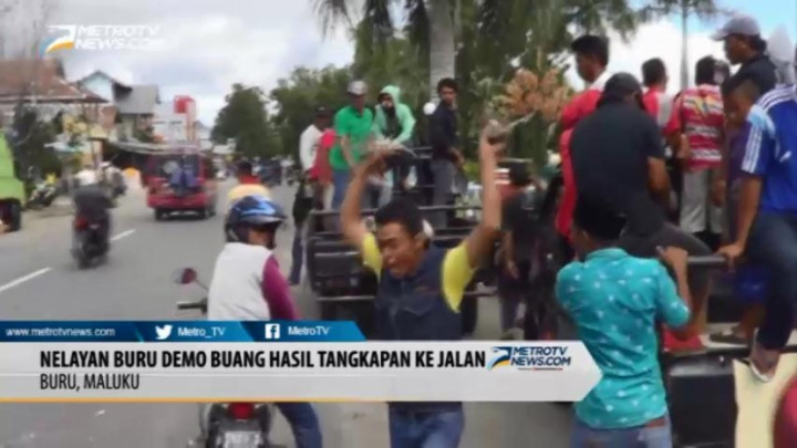 Laut Tercemar, Nelayan Buru Buang Hasil Tangkapan ke Jalan