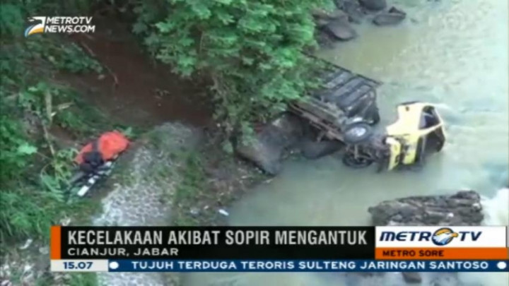  Truk Pengangkut Pasir Terjun ke Jurang Sedalam 20 Meter