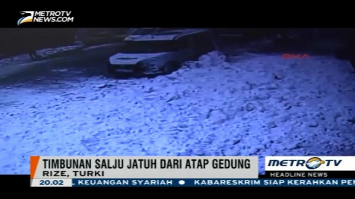 Dua Pejalan Kaki di Turki Tiba-tiba Tertimbun Salju 