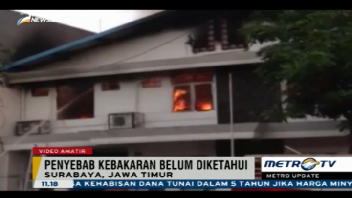 Video Amatir Kebakaran Gudang Reklame di Surabaya
