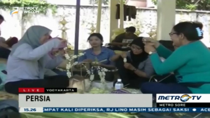 Jelang Pelantikan Paku Alam X, Warga Yogya Gotong Royong Membuat Umbul-umbul