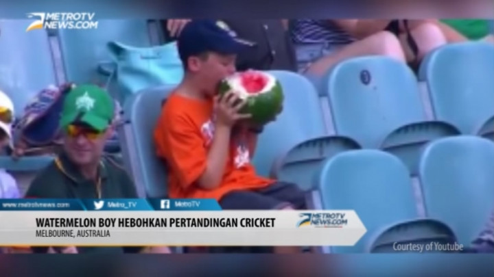 Bocah Pemakan Semangka Utuh Ini Mendadak Tenar