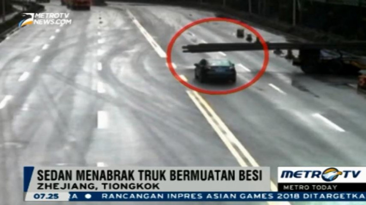 Sedan Tabrak Truk Pengangkut Batang Besi Terekam CCTV