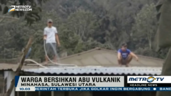 Warga Minahasa Mulai Bersihkan Abu Vulkanik Pascaerupsi Soputan 