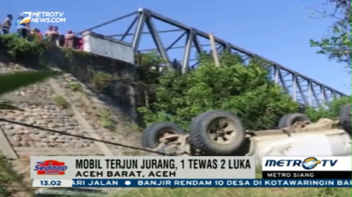 Hindari Jembatan Rusak, Sebuah Mobil Masuk Jurang 