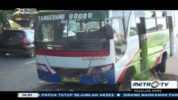 Per Roda Patah, Bus Sarat Penumpang Tabrak Separator Jalan