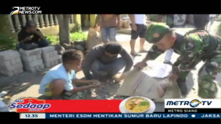 Pascabentrok Ternate, TNI dan Warga Gotong Royong Bersihkan Sampah