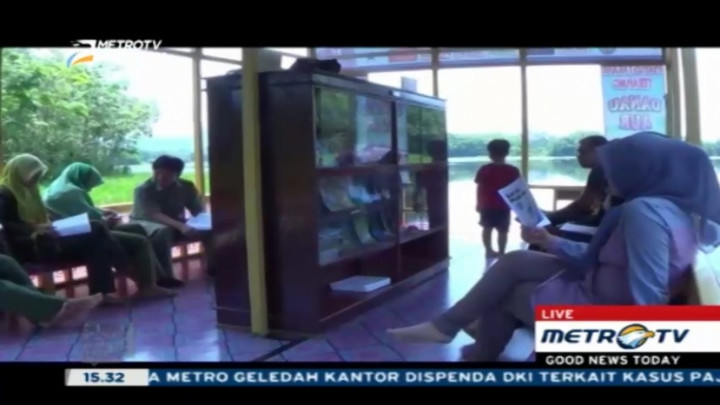 Asyiknya Membaca di Perpustakaan Terapung