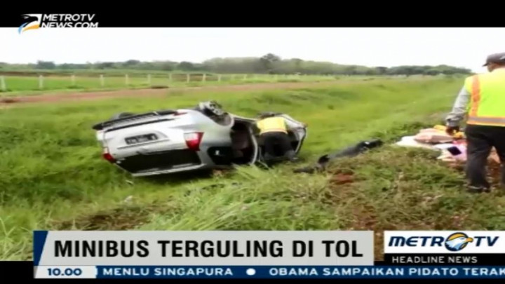 Minibus Terguling di Tol Cipali, 4 Orang Terluka