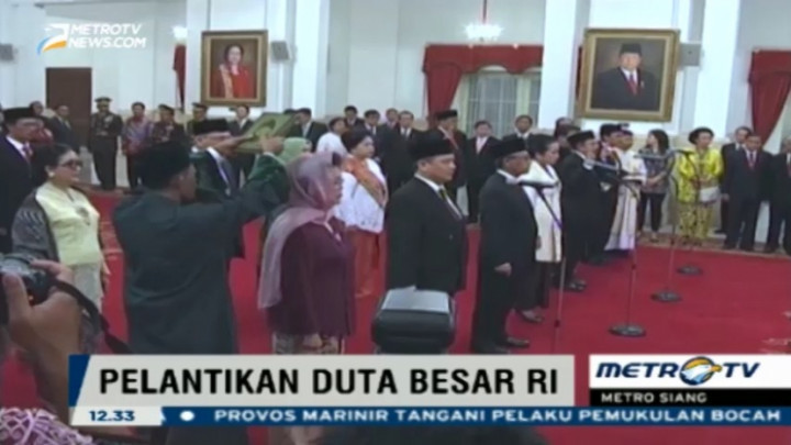 Jokowi Lantik 13 Duta Besar Indonesia di Istana