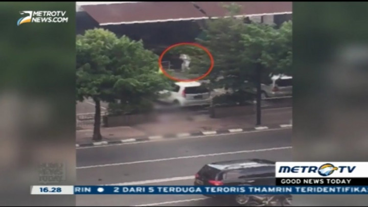 Aksi Heroik Polisi Berbaju Putih di Depan Starbucks Terekam CCTV 