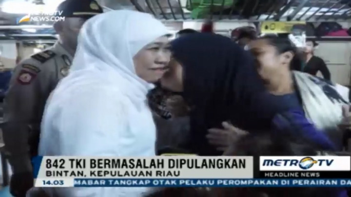 Mensos Khofifah Sambut Kepulangan 842 TKI Bermasalah dari Malaysia