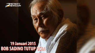 Tangis Keluarga Di Makam Bob Sadino<script async src=