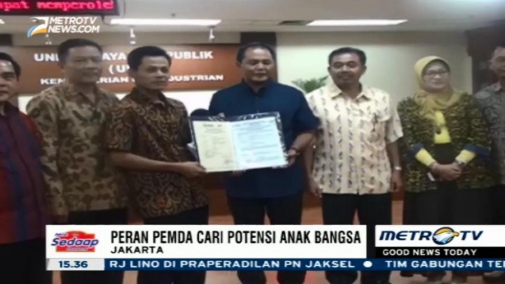 Menperin Beri Kusrin Sertifikat SNI