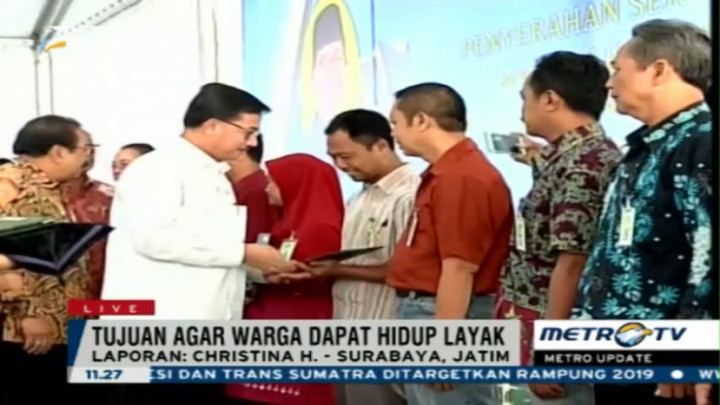 Menteri ATR Serahkan Sertifikat Rumah Pada Korban Lapindo